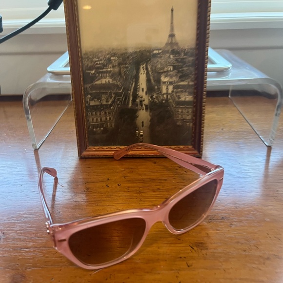 Beautiful sunglasses! - Picture 2 of 4